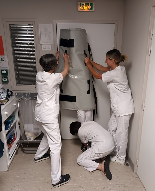 Formation des soignants à l’utilisation de l’écran de protection pare-lames © CH de l’Estran Formation des soignants à l’utilisation de l’écran de protection pare-lames © CH de l’Estran