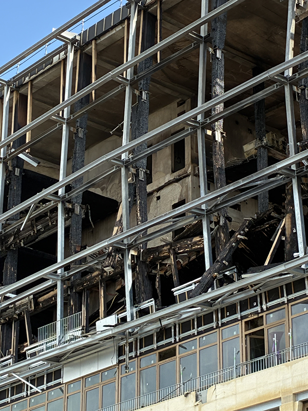 Le détail du sinistre laisse apparaître des quantités importantes de bois brûlé © René Dosne Le détail du sinistre laisse apparaître des quantités importantes de bois brûlé © René Dosne