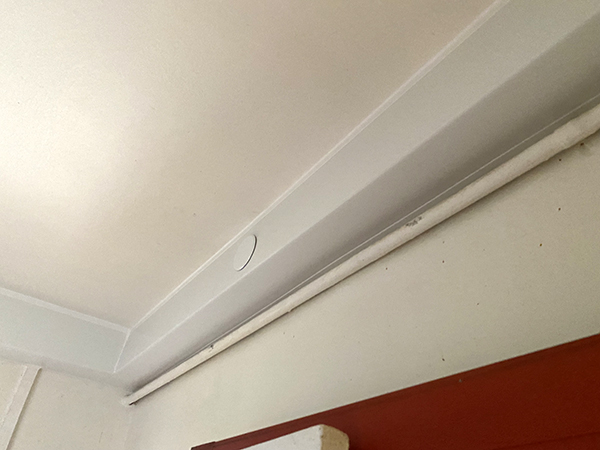 Les têtes de sprinkleur sont dissimulées par un opercule et calibrées pour se déclencher à 68°C © Erilia Les têtes de sprinkleur sont dissimulées par un opercule et calibrées pour se déclencher à 68°C © Erilia