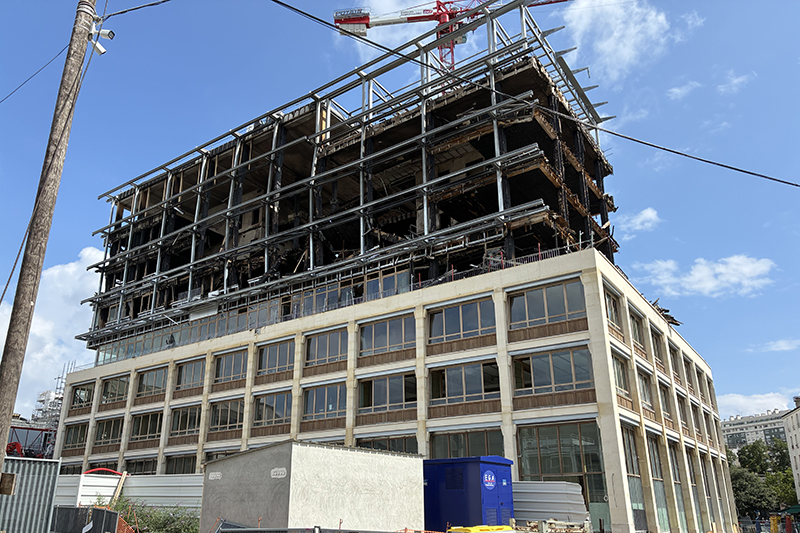 L’incendie a touché un immeuble en construction situé dans l’est parisien. Les flammes ont dévasté les étages supérieurs, construits en partie en bois © René Dosne L’incendie a touché un immeuble en construction situé dans l’est parisien. Les flammes ont dévasté les étages supérieurs, construits en partie en bois © René Dosne