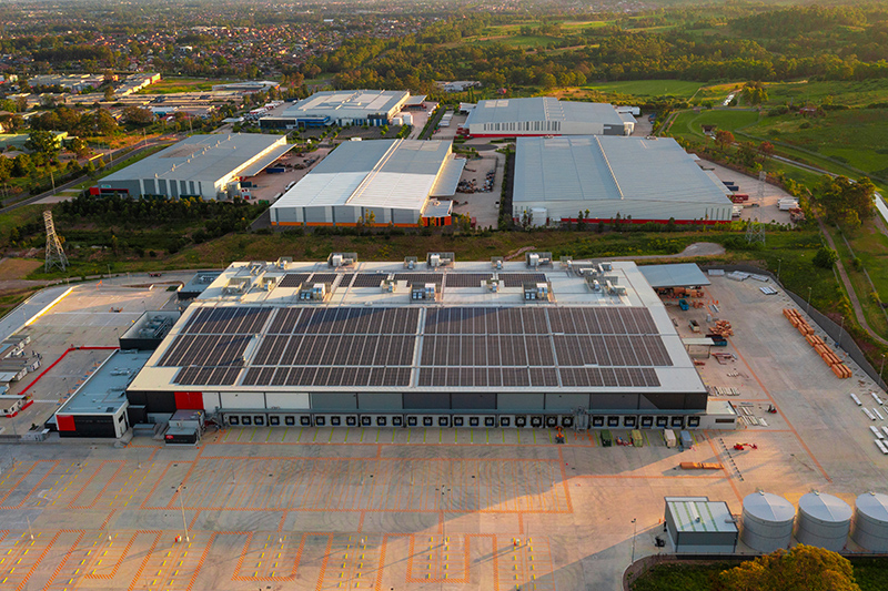Panneaux photovoltaïques en toiture d’ICPE © Southern Creative AdobeStock Panneaux photovoltaïques en toiture d’ICPE © Southern Creative AdobeStock