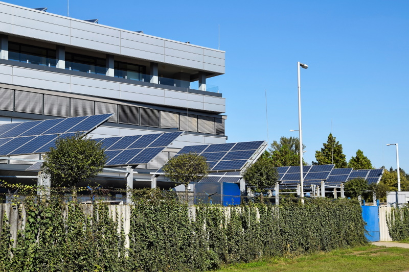 Panneaux photovoltaïques : qui est concerné ? Crédit : majorosl66/AdobeStock Panneaux photovoltaïques près d'un bâtiment de bureaux