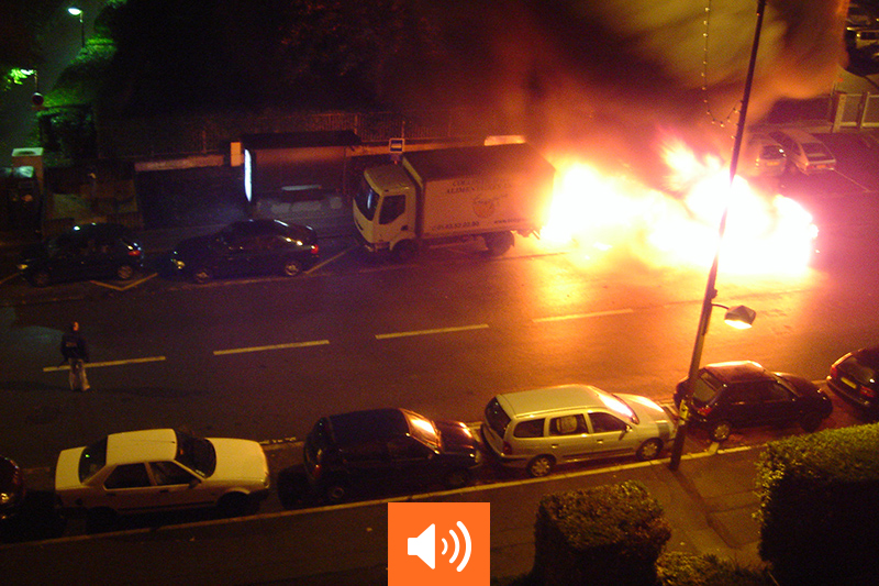 Une voiture incendiée à Sèvres (92) le 3 novembre 2005 © A.J.Wikimedia Commons
