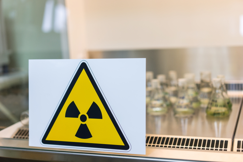 Un décret sur les rayonnements ionisants et la protection des travailleurs. (filin174 _ AdobeStock). Panneau d'alerte relatifs aux rayonnements ionisants (filin174 _ AdobeStock).