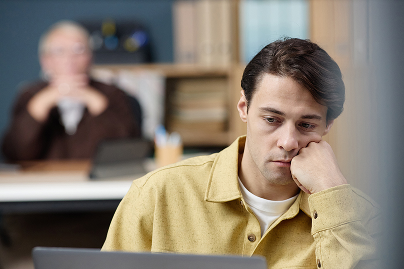Le rest-working, une attitude de retrait où le salarié est présent physiquement mais son engagement est réduit au strict minimum. Crédit Seventyfour/Adobestock Le rest-working, une attitude de retrait où le salarié est présent physiquement mais son engagement est réduit au strict minimum. Crédit Seventyfour/Adobestock