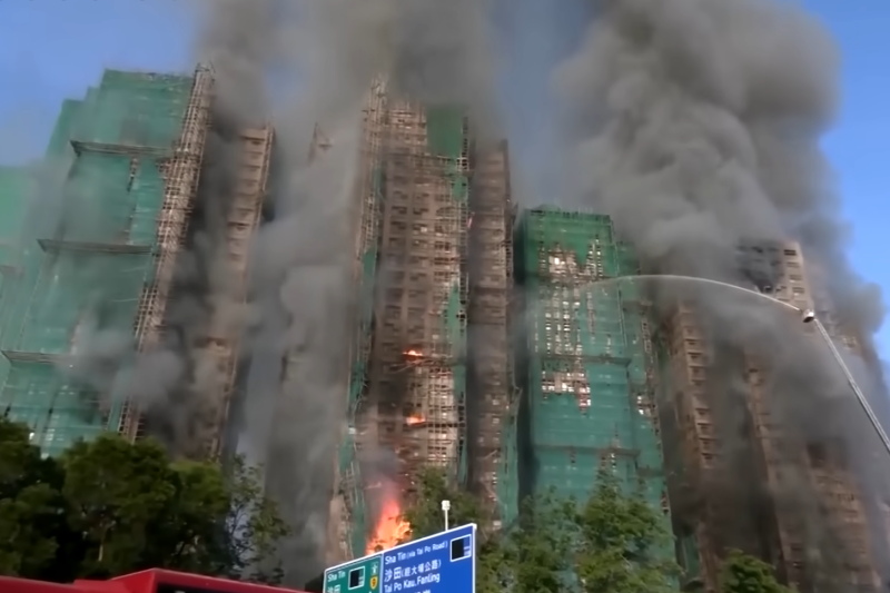Feu du complexe résidentiel Wang Fuk Court, Hong Kong, 26 novembre 2025. Crédit : capture écran CBS News Feu du complexe résidentiel Wang Fuk Court, Hong Kong, 26 novembre 2025. Crédit : capture écran CBS News