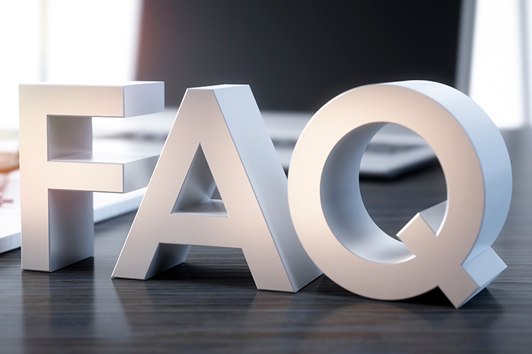 Foire aux questions © peterschreiber.media/AdobeStock 3D render of a FAQ sign on a office workplace background