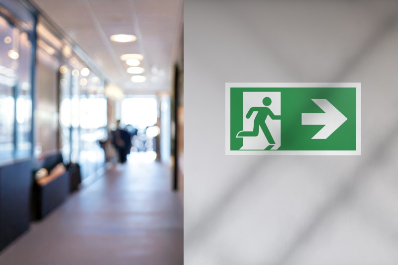 Evacuation. Crédit : Rioji/AdobeStock. Visuel généré à l’aide de l’IA. Panneau évacuation dans des bureaux