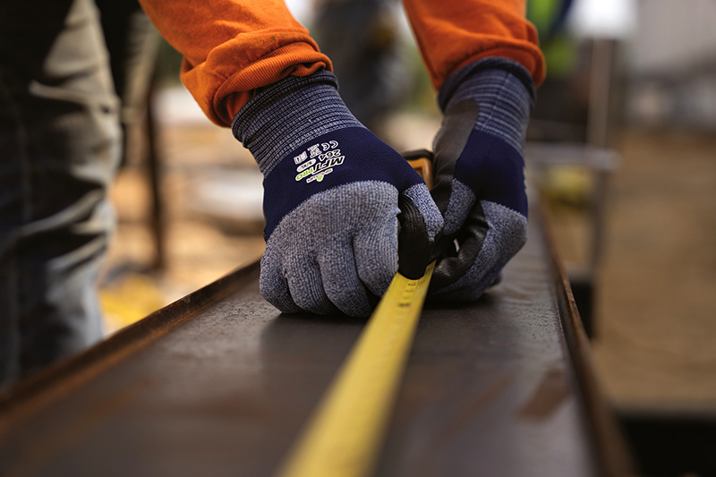 Les gants SHOWA garantissent une protection des mains sûre et efficace sur le lieu de travail – Gants à séchage rapide MFT PRO 294 © SHOWA Les gants SHOWA garantissent une protection des mains sûre et efficace sur le lieu de travail - Gants à séchage rapide MFT PRO 294 © SHOWA