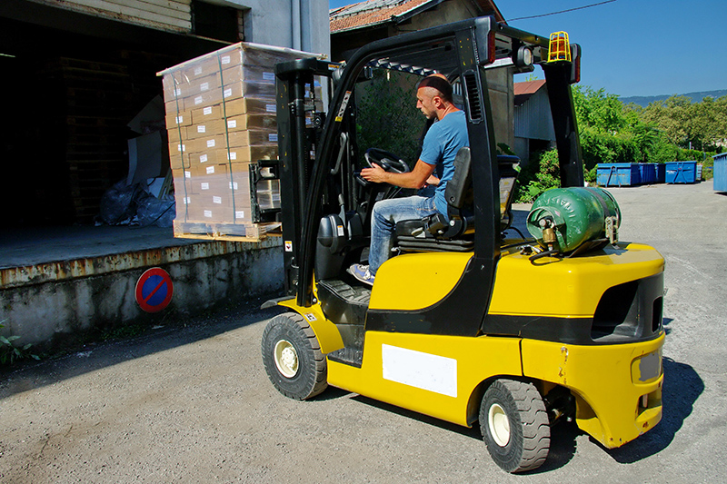 Deux arrêtés datés du 26 septembre 2025 définissent les activités de conduite de certains équipements de travail © savoieleysse/Adobestock Logistique-déchargement de palettes