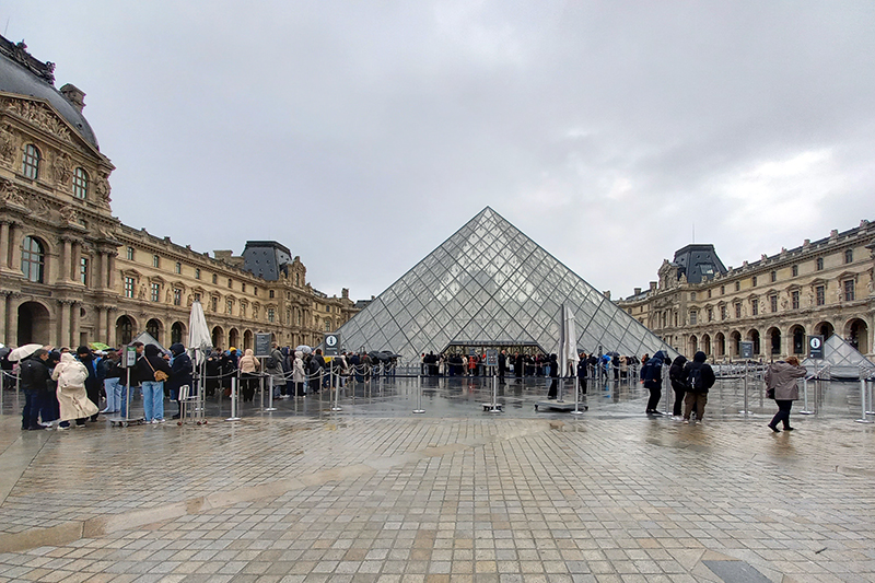 Pyramide musée du Louvre – crédit Eitel Mabouong – Face au Risque Pyramide musée du Louvre - crédit Eitel Mabouong - Face au Risque