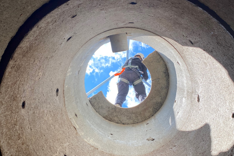 Travailleur au dessus d'un puits - Travail en espace confiné