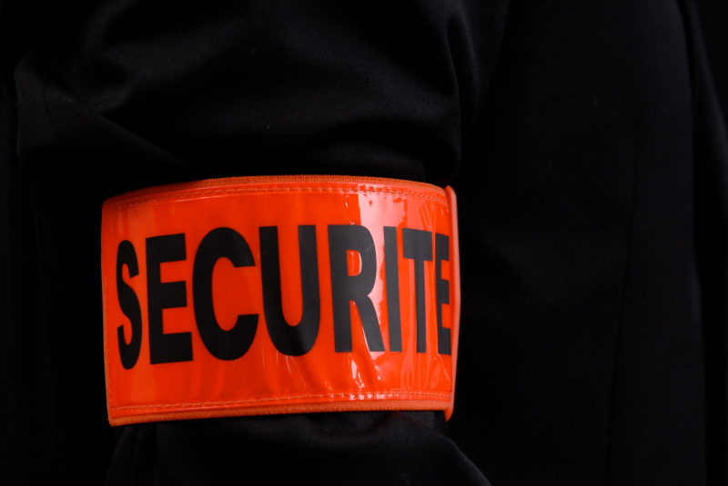 Agent de sécurité. Crédit : Firenight/AdobeStock Brassard agent de sécurité