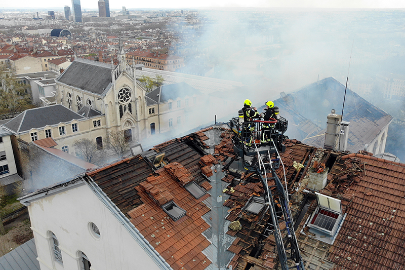 Des effondrements et des reprises de feu vont compliquer l’extinction et impliquer un dégarnissage de la toiture ainsi qu’une surveillance permanente © Sdmis Lyon & Rhône Des effondrements et des reprises de feu vont compliquer l’extinction et impliquer un dégarnissage de la toiture ainsi qu’une surveillance permanente © Sdmis Lyon & Rhône