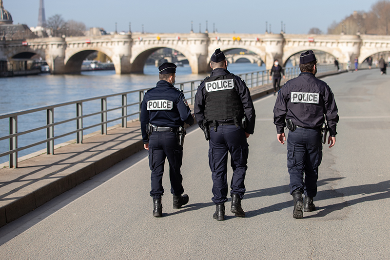 Des policiers français patrouillent sur les quais de Seine à Paris pour maintenir l’ordre © Tof-Photographie/AdobeStock Des policiers français patrouillent sur les quais de Seine à Paris pour maintenir l'ordre © Tof-Photographie/AdobeStock