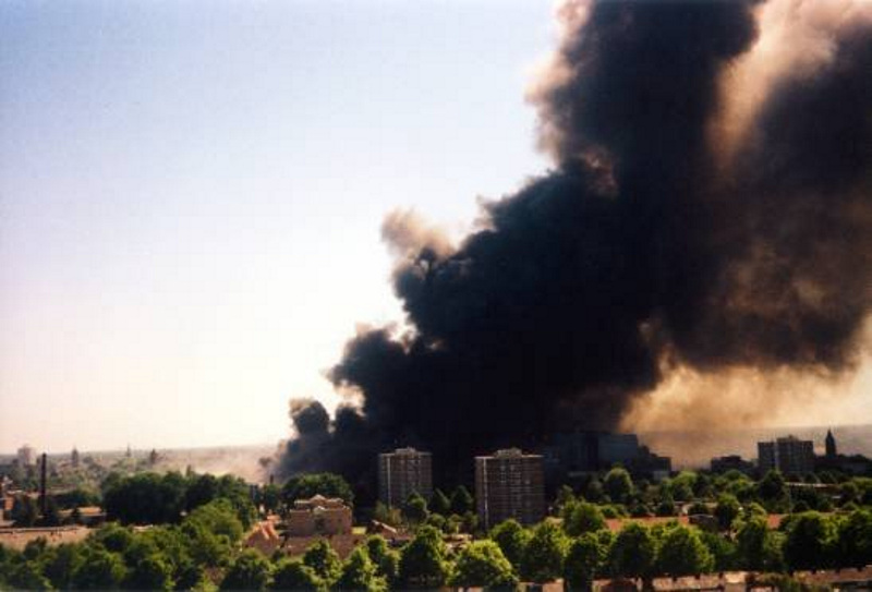 Incendie d'Enschede (dépôt de feux d'artifice de la société S.E. Fireworks), survenue le 13 mai 2000 aux Pays-Bas. Crédit : Bartflikweert - Wikipedia