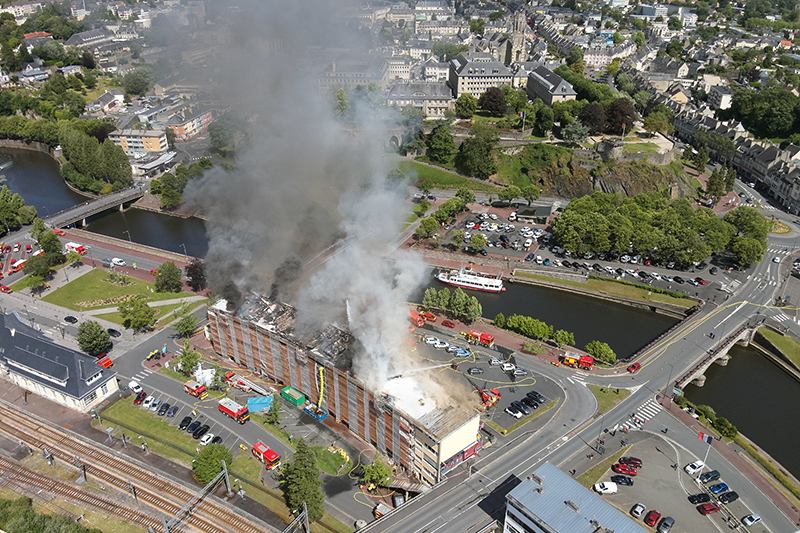 Activé par un vent soutenu, le feu engendre une fumée imposante en direction du centre-ville de Saint-Lô (Manche) © Sdis 50 Activé par un vent soutenu, le feu engendre une fumée imposante en direction du centre-ville de Saint-Lô (Manche) © Sdis 50