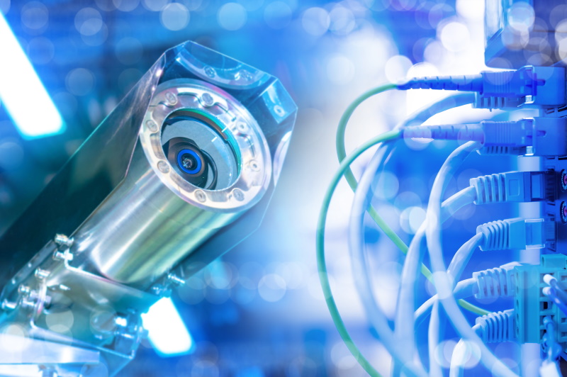 Cybersécurité caméra vidéosurveillance. Crédit : Grispb/AdobeStock caméra de vidéosurveillance et câbles informatiques