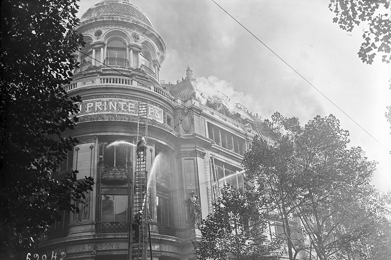 Le « Printemps – Haussman » à Paris est la proie des flammes en 1921 – Crédit : Gallica OF-TOL-26011369 Le « Printemps - Haussman » à Paris est la proie des flammes en 1921 - Crédit : Gallica OF-TOL-26011369
