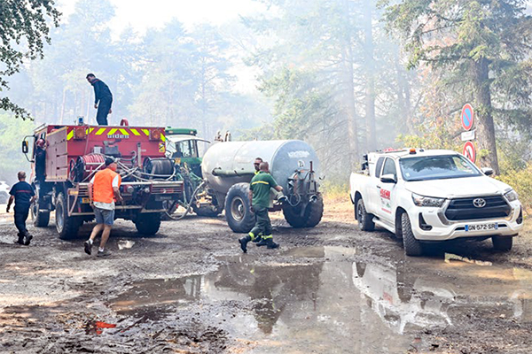 Les sapeurs-pompiers mobilisés auprès de la population. © Site du ministère de l’Intérieur. Les sapeurs-pompiers mobilisés auprès de la population. © Site du ministère de l’Intérieur.